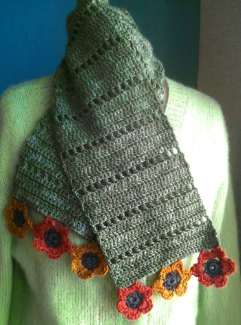 a super simple, yet effective, crocheted scarf Simple Scarf Pattern, Beginning Crochet, Crocheted Scarf, Simple Scarf, Scarf Crochet Pattern, Crochet Woman, Crochet Cowl, Love Crochet, Crochet Edging