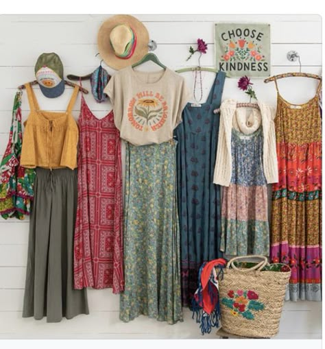 Boho Tshirt Outfits, Loose Boho Outfit, Hillbilly Hippie Style, Boho Hippy Outfits, Hippie Mom Outfits, Hippie Spring Outfits, Spring Boho Outfits, Boho Spring Outfits, Boho Mom Style