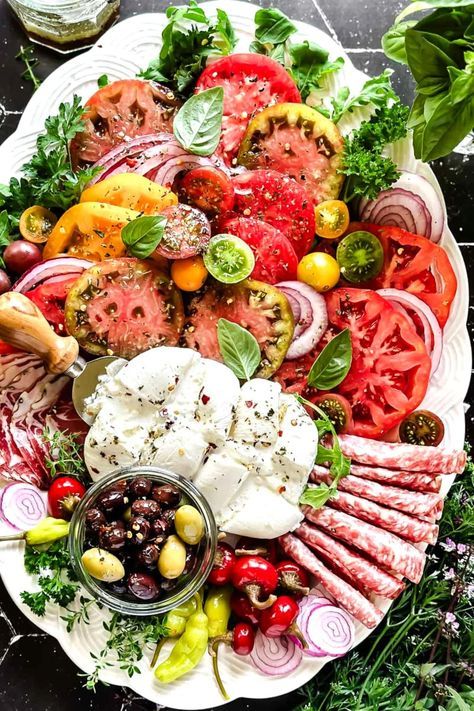 Burrata Platter Summer Party Appetizers, Tomato Nutrition, Charcuterie Spread, Wedding Appetizers, Low Carb Salad, Charcuterie Platter, Summer Appetizer, Charcuterie Recipes, Heirloom Tomatoes