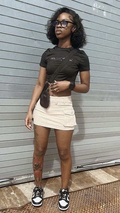 Mini Khaki Skirt Outfit, Short Khaki Skirt Outfit, Cargo Skirt Outfits, Khaki Skirt Outfit, Khaki Skirt Outfits, Khaki Shorts Outfit, Mini Skirts Outfits Summer, Cargo Skirt Outfit, Skirt Outfit Summer