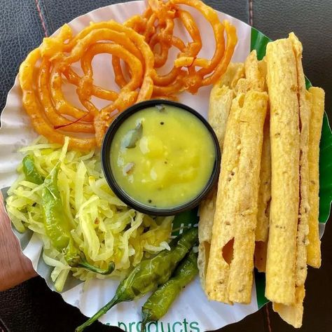 How many of you love gujju food ??? Are you Gujarati ? Fafda / Jalebi / Gujarati Breakfast.... Jalebi Fafda, Gujarati Breakfast, Fafda Jalebi, Gujarati Cuisine, Sunday Breakfast, June 17, Street Food, How Many, Desi