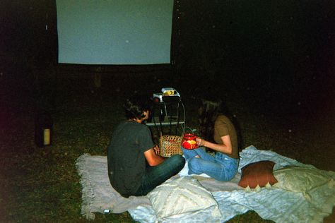 Outdoor movie night. Summer date night. Easy date night ideas. Summer fun. Summer aesthetic nights. Outside Movie Projector, Movie Outside, Outside Movie, Home Projector, Film Night, Vacation Movie, Idea Aesthetic, Movie Date, Hot Summer Nights