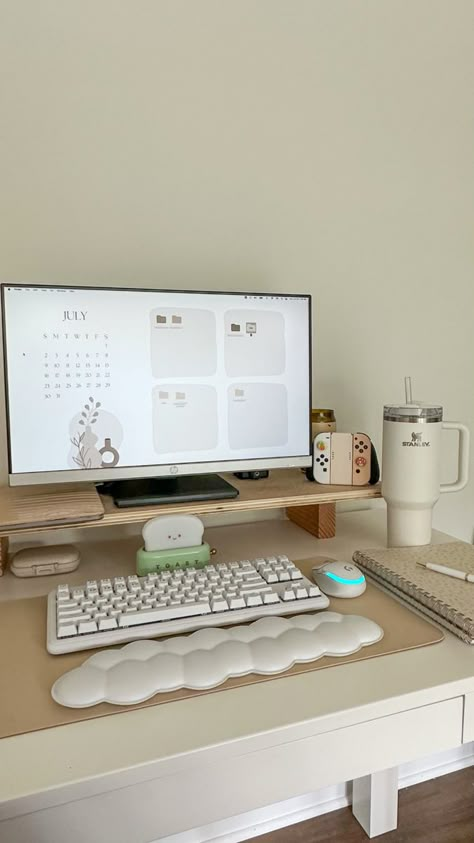 Cozy desk setup Clean Work Desk Aesthetic, Aesthetic Desk Setup Minimalist, Home Study Desk, Work Set Up Aesthetic, Study Desk Inspo Minimalist, Very Small Desk Ideas, Calm Desk Setup, Workspace Design Home, Cute Desk Setup Bedrooms