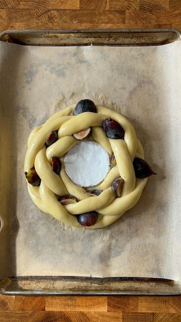 Center Braid, Fig Brie, Round Challah, How To Braid, Challah Bread, Rosh Hashana, Brie Cheese, Jewish Recipes, Challah