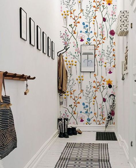 Utiliser le blanc pour décorer son couloir | My Blog Deco Entryway Flowers, Flowers Wall Mural, Wallpaper Garden, Hiasan Bilik Tidur, Wallpaper Watercolor, Wallpaper Colorful, Bright Wallpaper, Interior Vintage, Walled Garden