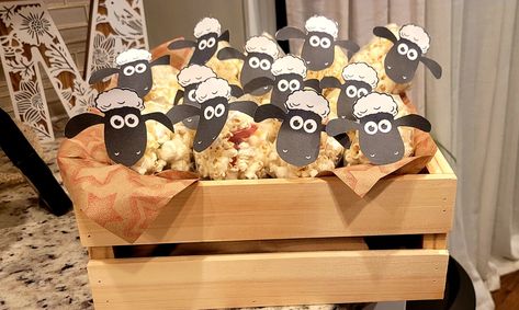 Sheep Popcorn Bag, Popcorn Sheep Bags, Sheep Party Decorations, Toy Story Popcorn, Bakri Eid, Shaun Sheep, Eid Ul Adha Crafts, Sheep Party, Pastor Appreciation Day