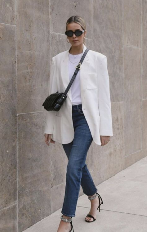 White Blazer Outfit Work, Chic Outfits Edgy, White Blazer Outfits, Cute Professional Outfits, Perfect White Shirt, Classy Business Outfits, Business Professional Outfits, Smart Casual Work Outfit, Business Attire Women