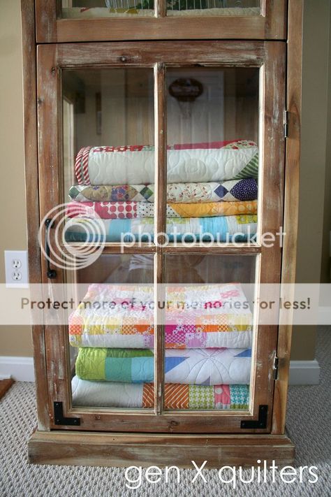 Quilt Storage Ideas, Quilt Display Case, Quilt Ladder, Quilt Display, Quilt Rack, Flower Quilts, Quilt Storage, White Shelves, Old Quilts