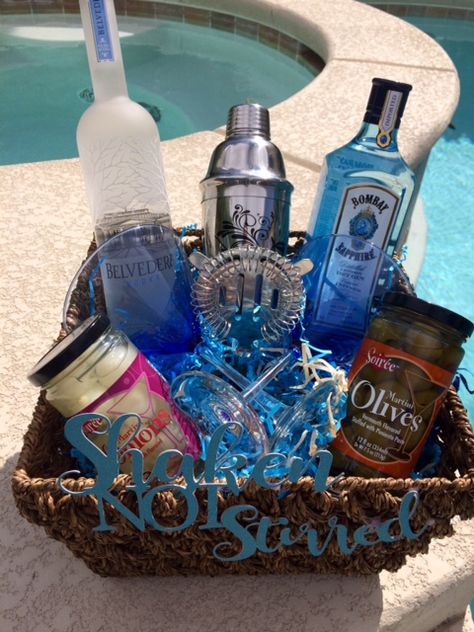 Martini Basket Gift Basket Ideas Silent Auction, Bartender Gift Basket, Raffle Gift Basket Ideas, Liquor Gift Baskets, Basket Raffle, Tricky Tray, Auction Gift Basket Ideas, Chinese Auction, Fundraiser Baskets