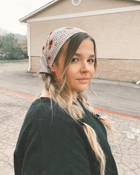 How To Wear Bandana, Headband Looks, Engagement Hairstyles, Bubble Ponytail, Hair Up Or Down, Star Headband, Jeweled Headband, Bandana Styles, Bandana Headband