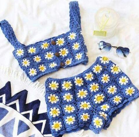 e449b9317dad920c0dd5ad0a2a2d5e49desc41301056ri Daisy Top, Crochet Top Outfit, Mode Crochet, Crochet Daisy, Hippie Look, Crochet Shorts, Party Kleidung, Crochet Set, Crochet Diy