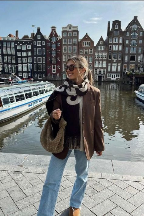 Amsterdam Outfit Ideas, What To Wear In Amsterdam, Amsterdam Outfits, Amsterdam Street Style, Amsterdam Travel Tips, Amsterdam Style, Amsterdam Winter, Amsterdam Aesthetic, Amsterdam Street