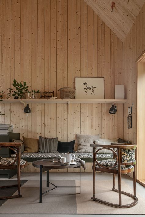 Nordic Wood Interior, Finnish Cabin Interior, English Country Cabin, Norwegian Home Design, Sweden Interior Design, Sweden House Interior, Scandinavian Interior Cabin, Cottage House Interior Design, Forest Cabin Interior