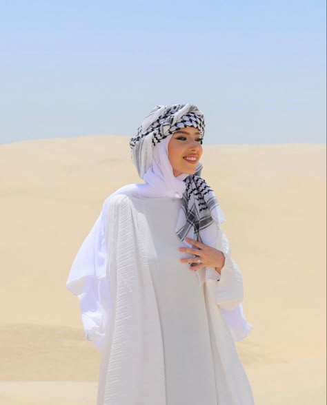 Desert Outfit Ideas Dubai Modest, Sahara Outfit Women, Madina Aesthic Pic, Sorban Arab, Keffiyeh Woman, Arabian Outfit, Desert Outfit Ideas, Hidden Face Aesthetic, Girls Photoshoots