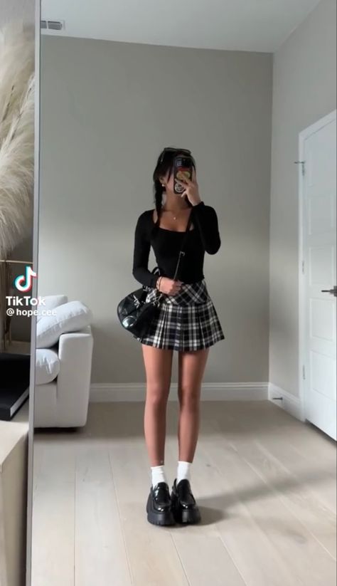 Black Checkered Skirt Outfit, Black And White Checkered Skirt Outfit, Hong Kong Outfit, Checkered Skirt Outfit, Checkered Outfit, Checkered Mini Skirt, Cat Energy, Pleaded Skirt, Checkered Skirt