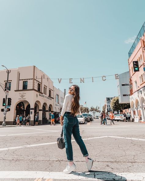 Venice Beach Photo Ideas, Venice Boardwalk, California Pictures, Travel Pictures Poses, Shotting Photo, Photography Posing Guide, Foto Tips, Fashion Photography Poses, Model Poses Photography