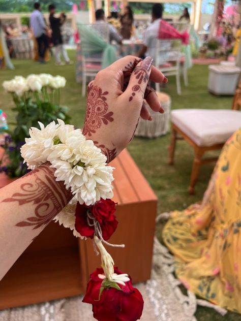 Flower Gajra For Hands, Gajra In Hands Pics, Nikaah Aesthetics, Gajry Girls Hands, Mehndi Function Dresses, Hand Dps With Gajra, Gajra In Hands Dpz, Bridal Room Decor, Flower Garland Diy