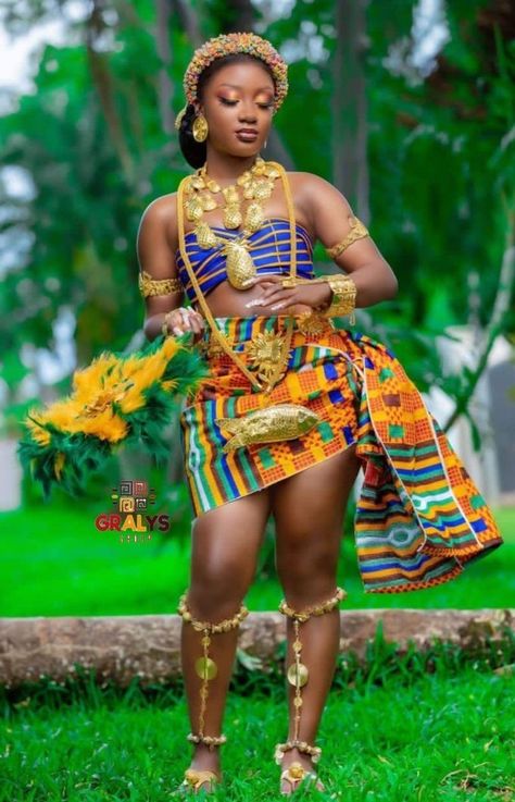 Melanin beauty Ghana Photoshoot Ideas, Ivory Coast Traditional Dress, Ghana Photoshoot, African Dance Outfits, Ghana Clothing, Breaking A Fast, African Clothing Women, Ghana Independence, Ghana Culture