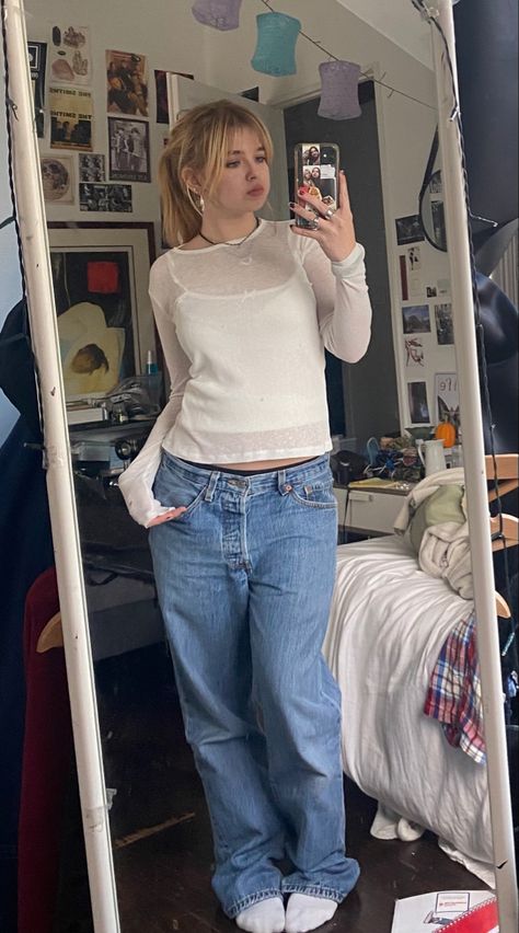 aesthetic, fashion, mode, inspiration, outfit, teen outfit, mode lycée, y2k, vintage, 90’s, grunge, thrift, fall,, spring, winter, cozy outfit, baggy jeans, braids outfit, low waist pants, street style, casual, mirror selfie, tenue décontractée Baggy Jeans Long Sleeve Outfit, 90s Baggy Fashion, Downtown Girl Outfits Winter, Baggy Jeans Outfit Winter, Low Waisted Baggy Jeans, Baggy Jeans Outfit 90s, Braids Outfit, Winter Cozy Outfit, Grunge Thrift