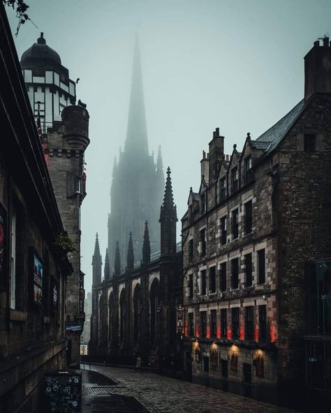 Edinburgh, Scotland Edinburgh Scotland Old Town, Magic Town Aesthetic, Edinburgh Old Town, Scotland Nails, Old Buildings Aesthetic, Old Town Aesthetic, Dnd Scenery, Edinburgh Architecture, Edinburgh Aesthetic