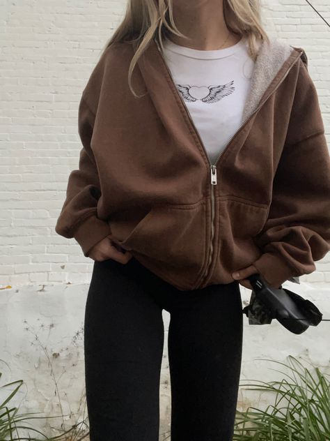 Brown Sweatshirts Outfits, Winter Outfits Brandy Melville, Brandy Zip Up Hoodie Outfit, Brandy Melville Outfits Fall, Brandy Melville Outfits Aesthetic, Brandy Melville Fits, Brandy Melville Aesthetic, Brandy Melville Style, Brandy Melville Jacket