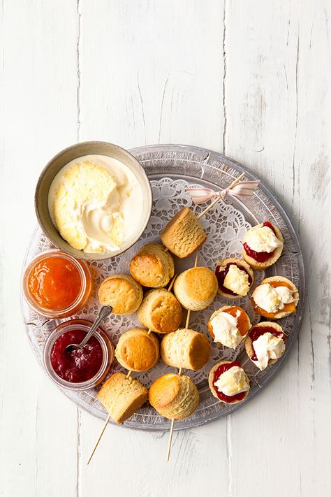 Scones Presentation Ideas, Mini Scones High Tea, Cream Tea Ideas, Unique Scones, Tea Platter, Tea Scones Recipe, Tea Scones, Mini Scones, Moon Tea