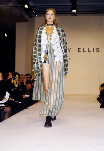 Perry Ellis Spring 1993 Collection, designed by Marc Jacobs. This grunge inspired collection caused Jacobs to lose his job at Perry Ellis, but gained him fame. Perry Ellis Grunge Collection, Marc Jacobs Perry Ellis 1993, Marc Jacobs Runway 90s, Perry Ellis Spring 1993, Marc Jacobs Perry Ellis, Perry Ellis 1993, Punk Attire, Grunge Runway, 90s Fashion Outfits Plus Size