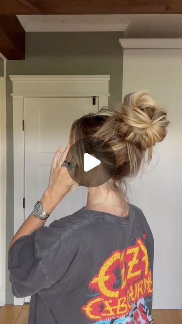 TORIE BLISS on Instagram: "The perfect messy bun everytime ❤️‍🔥🖤⛓️" 90s Messy Updo, Messy Bun Hairstyles For Short Hair, Cute Casual Updos, Long Fine Hair With Layers, Messy Bun Tutorial For Medium Hair, Messy Top Knot Bun, Easy Messy Buns For Long Hair, Messy Buns For Long Hair, Bun Hacks