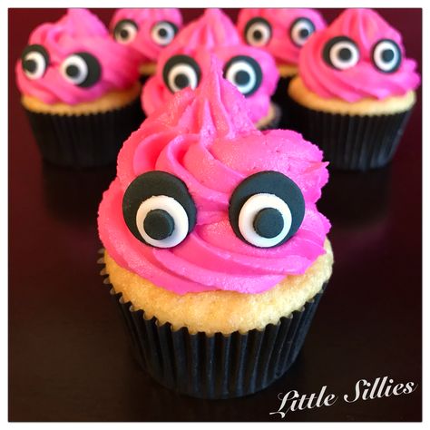 Five Nights at Freddy's themed cupcakes Fnaf Food Recipes, Fnaf Birthday Party Ideas Food, Five Nights At Freddy's Food Ideas, Fnaf Themed Snacks, Five Nights At Freddy's Birthday Ideas Food, Fnaf Cupcake Cake, Five Nights At Freddy's Cupcake, 5 Nights Of Freddy Birthday Party Ideas, Five Nights At Freddy's Birthday Ideas Cake