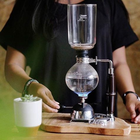 Mid-Syphon with the Rekrow Burner Hario #Syphon Sale on now limited time! Shop Hario @alternativebrewing Link in Bio 1-4 Day Shipping | by @ottencoffee Syphon Coffee Maker, Syphon Coffee, Vacuum Coffee Maker, Siphon Coffee, Coffee Aroma, Best Coffee Maker, Coffee Culture, Stir Sticks, Style Japonais