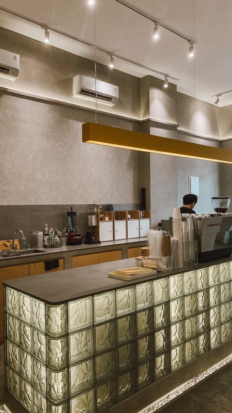 Small Cafe Counter, Commercial Coffee Bar Design, Coffee Shop Tile, Small Coffee Shop Interior Design, Barista Counter, Open Restaurant Design, Cafe Kitchen Design, Coffee Shop Bar Counter, Cafe Counter Design