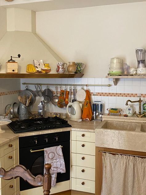 Vintage Italian House, Italian Apartment Interior, Italian Apartment Aesthetic, Italian Kitchen Aesthetic, Old Italian Kitchen, Cottagecore Ghibli, Italian Home Aesthetic, Italian Household, Vintage Italian Kitchen