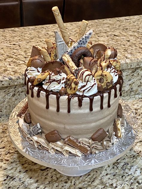 Candy Filled Cake, Candy Bar Cake Recipes, Candy Cake Diy, Chocolate Bar Cakes, Sweet 16 Candy, Candy Bar Cake, Chocolate Candy Cake, Ultimate Chocolate Cake, Candy Birthday Cakes