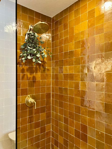 modern & warm ochre tiled shower with brass fixtures by design build firm near los angeles 60s Apartment, Yellow Tile Bathroom Ideas, Yellow Tile Bathroom, Medium Bathroom, Uni Apartment, Yellow Bathroom Tiles, Upscale Kitchen, Colorful Bathrooms, Studio Apartment Living