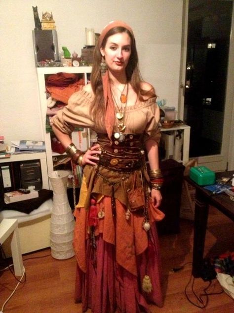 Romani Halloween Costume, Hippie Halloween Costumes Diy, Hippie Costume Diy, Diy Karneval, Fortune Teller Costume, Hippie Costume Halloween, Fair Outfits, Steampunk Women, Diy Kostüm