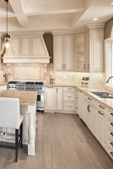 White Kitchen Cabinets Tan Walls, White Cabinet Tan Granite, Stone Backsplashes Kitchen, White Antique Kitchen Cabinets, Tope Color Kitchen, Backsplash For Antique White Cabinets, Backsplash For Ivory Cabinets, White Cream Cabinets Kitchen, Ivory Kitchen Cabinets Modern