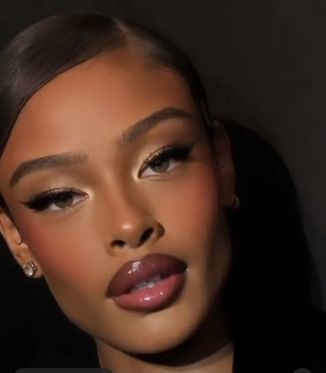 90s Baddie Makeup, Sultry Everyday Makeup, Deep Skin Makeup, 90s Black Makeup Looks, Occasional Makeup Look, Camp Fashion Runway, Holiday Make Up Looks Christmas, Award Show Makeup, Simple Prom Makeup Black Women