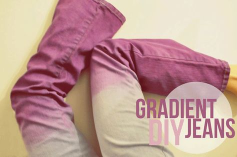 DIY gradient jeans Dye White Jeans, Ombre Denim, Dyed Jeans, Ombre Jeans, Apron Sewing, Diy Pants, Diy Ombre, Apron Sewing Pattern, Flair Jeans