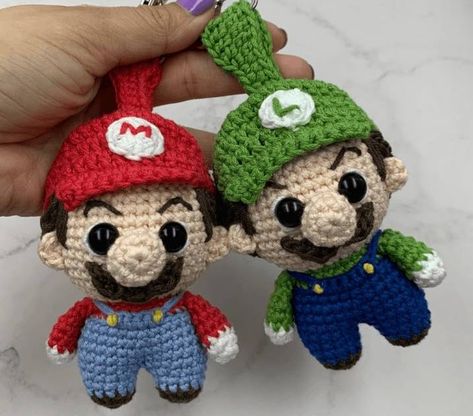 Página con todos los patrones de amigurumis gratuitos que he encontrado por Internet, entre ellos este patrón AMIGURUMI MARIO Super Mario Keychain, Super Mario Amigurumi Free Pattern, Mario Crochet Pattern Free, Mario Amigurumi Free Pattern, Super Mario Crochet, Crochet Mario, Amigurumi Anime, Mini Mario, Mario Crochet