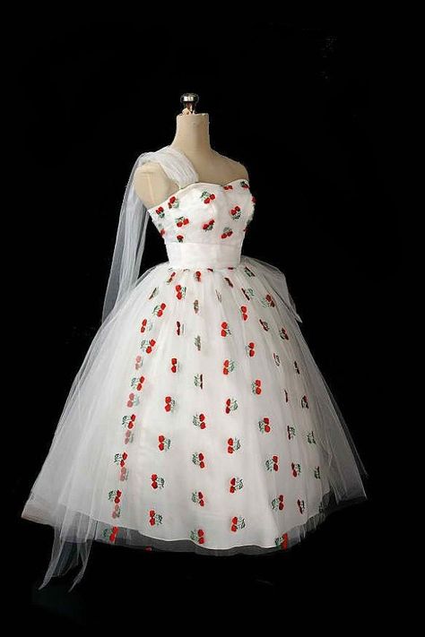 Vintage 1950s Cherry Dress. Super Cute. Strawberry Vintage, Romantic Life, Vintage Cherry, Vintage Dresses 50s, Cherry Dress, Vintage Prom, Fashion 1950s, Strawberry Print, Vintage Gowns