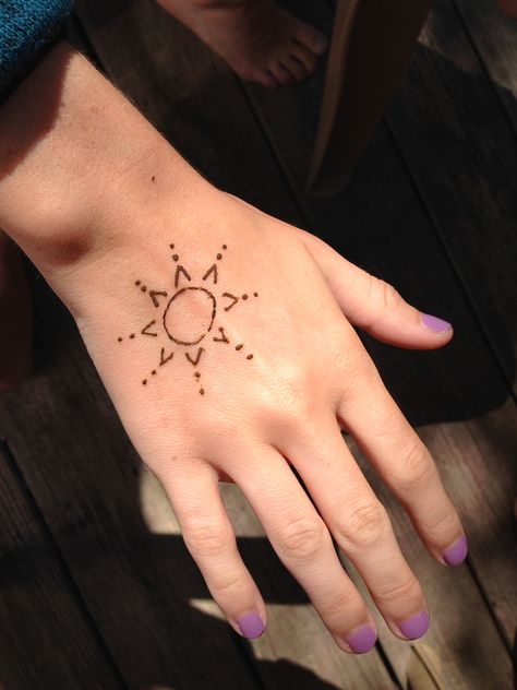 Simple sun henna Easy Diy Henna Designs, Henna Ideas Easy Simple, Sun Henna Designs Simple, Sun Mehendi Designs, Henna Drawings Easy, Henna Sun Design, Very Easy Henna Designs, Small Easy Henna Designs, Simple Henna Hand Designs