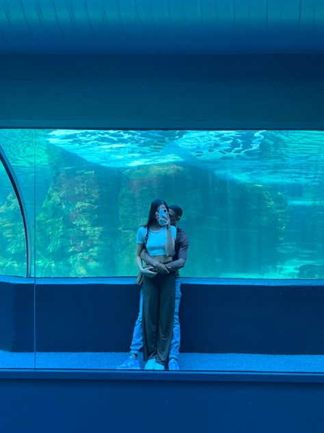 Aquarium Outfits Ideas, Cute Aquarium Outfit, Aquarium Couple Photos, Couple Aquarium Pictures, Aquarium Date Outfit, Aquarium Date Pictures, Aquarium Outfit Ideas, Aquarium Outfit, Aquarium Date