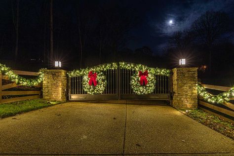 Christmas Gate Decorations Outdoor, Christmas Tree Gate, Gate Lights, Christmas Lights Outside, Outdoor Gate, Gate Decoration, White Christmas Lights, Driveway Lighting, Diy Christmas Lights