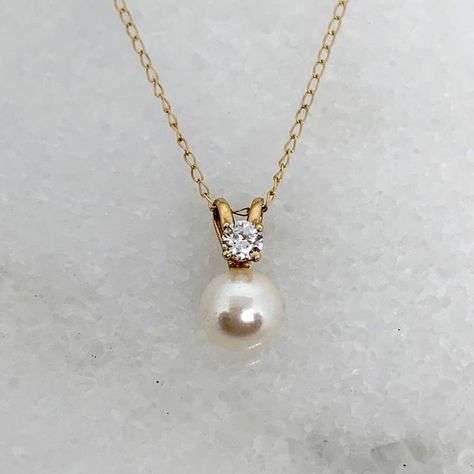 Jewel Design, Simple Jewellery, Gold Pendent, Gold Pearl Jewelry, Lucky Jewelry, Minimalist Earrings Gold, Pearl Necklace Designs, Gold Necklace Indian Bridal Jewelry, Mother Of Pearl Jewelry