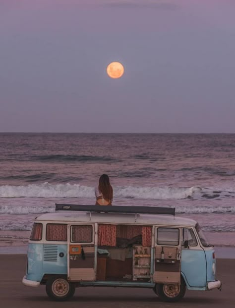 Van Life Aesthetic, Vans Aesthetic, Kombi Home, Dr Aesthetic, Bus Life, Travel Van, Hippie Life, Van Camping, Chocolate Box