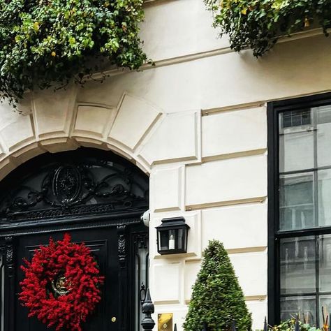 The Potted Boxwood on Instagram: "��‘tis the season 🍃 London edition #ChicinLondon #london #curbappeal #christmas #holidaydecor #thepottedboxwood" Potted Boxwood, December 17, Tis The Season, Curb Appeal, Holidays, London, Holiday Decor, Christmas, On Instagram