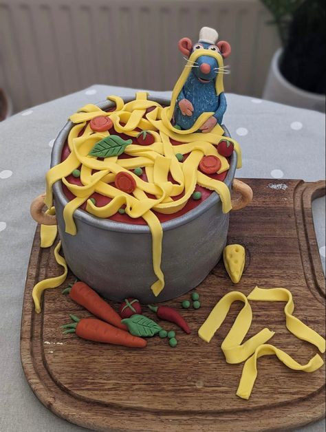 Ratatouille Remy Rat Decorated Cake Funny Animal Spaghetti Pasta Disney Pixar Easy Realistic Cakes, Fondant Cakes Ideas, Remy Cake, Ratatouille Cake, Ratatouille Birthday Party, Ratatouille Remy, Pasta Cake, Realistic Cakes, Sculpted Cakes