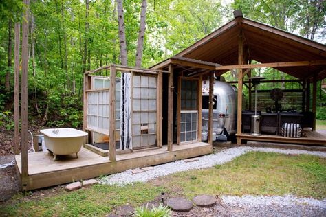 Trailer Outdoor Space, Airstream Shelter, Camper Porch Ideas, Outdoor Washroom, Permanent Camper Site Ideas, Camper Home Ideas, Glamping Bathroom, Caravan House, Avion Trailer