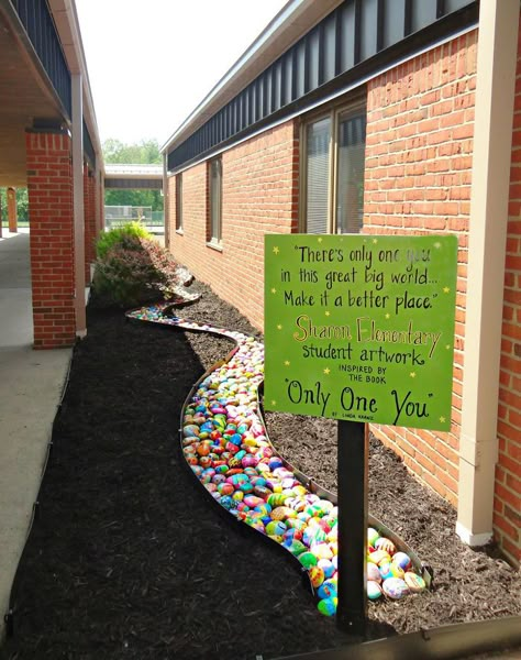 Every Student From This Elementary School Had To Paint One Rock In His Own Style, And Here's The Result Elementary Playground, Kid Design, Classe D'art, Art Projects For Kids, Only One You, Outdoor Classroom, School Garden, Elementary Art Projects, Outdoor Learning