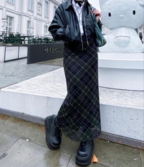 Pencil Skirt Outfits Aesthetic, Maxi Plaid Skirt, Short Skirt Winter Outfit, How To Style Black Skirt, Hyperpop Outfit, Artist Look Outfit, Long Plaid Skirt Outfit, Alternative Fall Fashion, Long Plaid Skirt